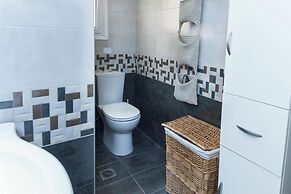 Spacious 2 Bd Pireas Apt w Cozy Balcony