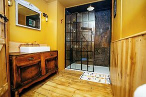 Luxury Glamping Retreat in Battle