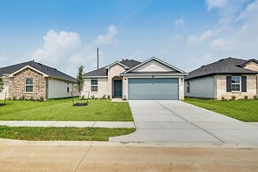 Fulshear Home w/ Private Backyard & Community Pool