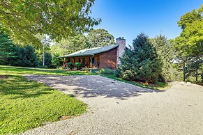 'just a Cast Away' Cassville Cabin w/ Covered Deck