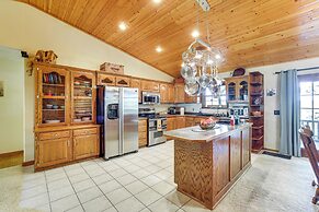 'just a Cast Away' Cassville Cabin w/ Covered Deck