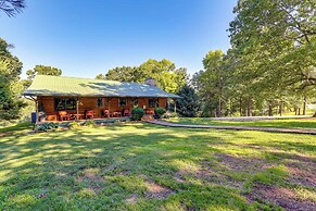 'just a Cast Away' Cassville Cabin w/ Covered Deck