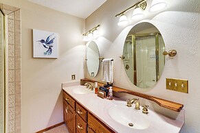 'just a Cast Away' Cassville Cabin w/ Covered Deck