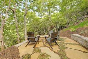Sunset & Mountain Views: Scenic Sylva Log Cabin!