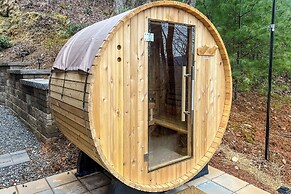 Sunset & Mountain Views: Scenic Sylva Log Cabin!