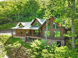 Sunset & Mountain Views: Scenic Sylva Log Cabin!
