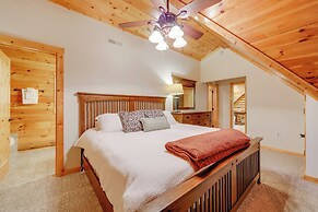 Sunset & Mountain Views: Scenic Sylva Log Cabin!