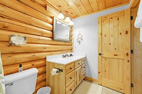 Sunset & Mountain Views: Scenic Sylva Log Cabin!