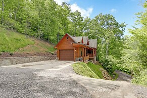 Sunset & Mountain Views: Scenic Sylva Log Cabin!