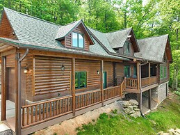 Sunset & Mountain Views: Scenic Sylva Log Cabin!