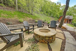 Sunset & Mountain Views: Scenic Sylva Log Cabin!