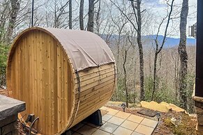 Sunset & Mountain Views: Scenic Sylva Log Cabin!