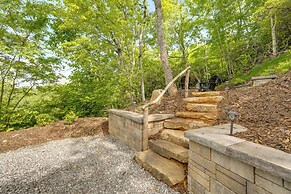 Sunset & Mountain Views: Scenic Sylva Log Cabin!