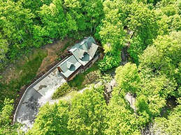 Sunset & Mountain Views: Scenic Sylva Log Cabin!