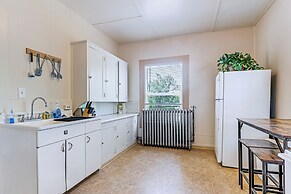 Charming Klamath Falls Apt: Walk to Downtown!