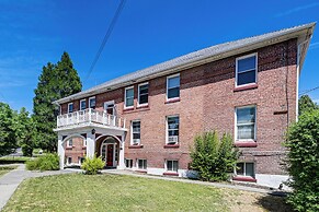 Charming Klamath Falls Apt: Walk to Downtown!
