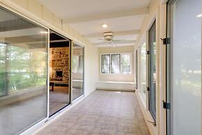 Lakefront Newport News Home, 6 Mi to City Center!