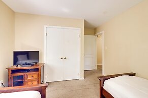 Lakefront Newport News Home, 6 Mi to City Center!