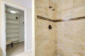 Lakefront Newport News Home, 6 Mi to City Center!