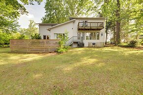 Lakefront Newport News Home, 6 Mi to City Center!