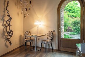 1711 Luxury Guest House