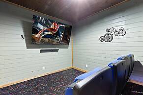 Luxe Mountain Pool Escape by Ghosal Luxury Lodging