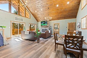 Luxe Mountain Pool Escape by Ghosal Luxury Lodging