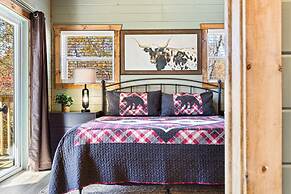 Luxe Mountain Pool Escape by Ghosal Luxury Lodging