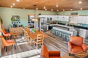 Luxe Mountain Pool Escape by Ghosal Luxury Lodging