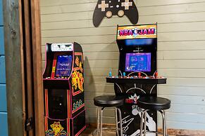 Luxe Mountain Pool Escape by Ghosal Luxury Lodging