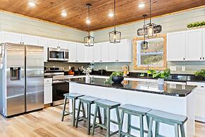 Luxe Mountain Pool Escape by Ghosal Luxury Lodging