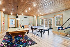 Luxe Mountain Pool Escape by Ghosal Luxury Lodging