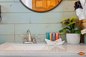 Luxe Mountain Pool Escape by Ghosal Luxury Lodging