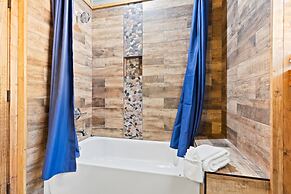 Luxe Mountain Pool Escape by Ghosal Luxury Lodging