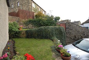 Traditional 2 Bedroom Cottage in Eyam, Hope Valley