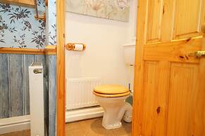 Traditional 2 Bedroom Cottage in Eyam, Hope Valley