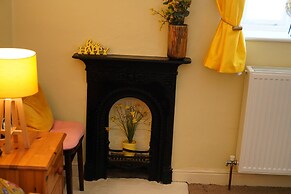 Traditional 2 Bedroom Cottage in Eyam, Hope Valley