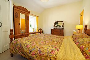 Traditional 2 Bedroom Cottage in Eyam, Hope Valley