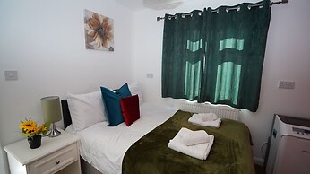 Spacious 3BR House Sleeps 6