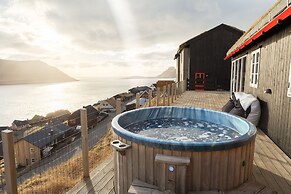 Seaside Escape - 2 Bedroom Home With Stunning Views