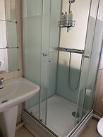 Charming 2-Bedroom Home | 20 Min Walk To City Centre