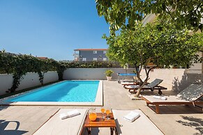 Sunshine Holiday Home