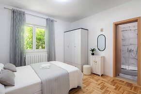 Sunshine Holiday Home