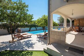 Sunshine Holiday Home