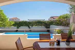 Sunshine Holiday Home