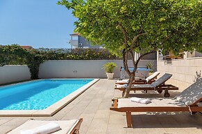 Sunshine Holiday Home