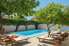 Sunshine Holiday Home