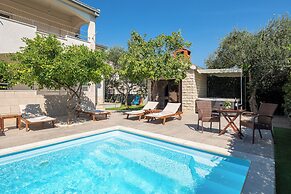 Sunshine Holiday Home