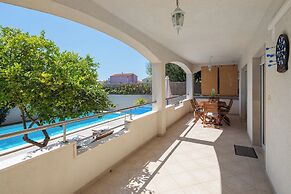 Sunshine Holiday Home