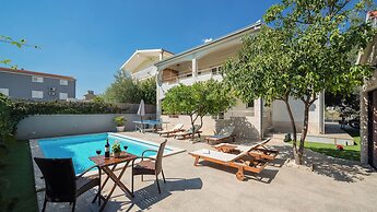 Sunshine Holiday Home